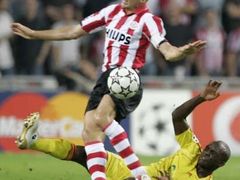 Liverpoolský Mohamed Sissoko v souboji o míč s Timmy Simonsem z PSV Eindhoven v Lize mistrů skupiny C.