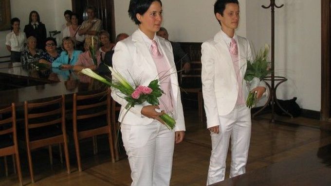 Zdeňka Řiháková (vpravo) řekla své ano přítelkyni Radce v srpnu na brněnské matrice.