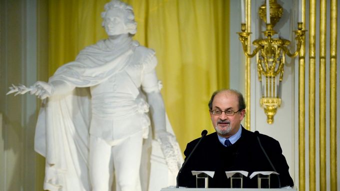 Také před pražskou Ypsilonkou svého času visel plakát označující romanopisce Salmana Rushdieho za "morálního zvrhlíka".