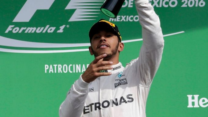 Lewis Hamilton slaví triumf v Mexiku.