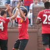 Javier Hernandez (14) a Shinji Kagawa slaví gól United