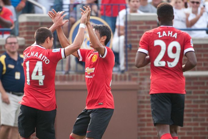 Javier Hernandez (14) a Shinji Kagawa slaví gól United