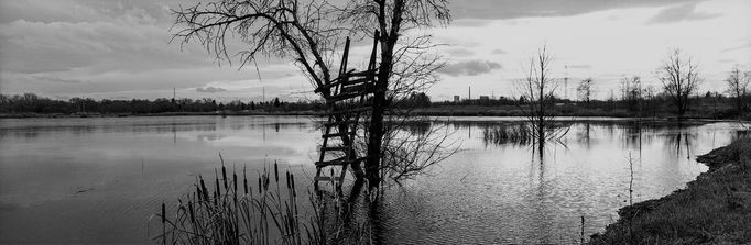 Fotografie y z výstavy panoramatických snímků Ostravska nazvané Nudlařii, která je k vidění v Café Prostoru_ v pražské Národní technické knihovně.