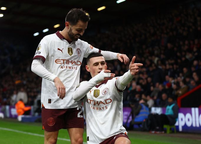 Phil Foden a Bernardo Silva slaví gól Manchesteru City proti Bournemouthu.