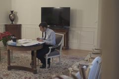 Ji.hlavu zakončí dokument o francouzském prezidentovi Macronovi. Měli by ho vidět i naši kandidáti