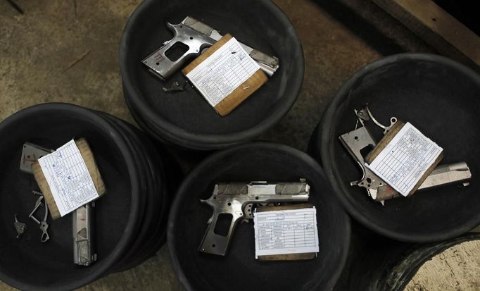 Pistols lie in buckets at the assembly line of Shooters Arms, a gun manufacturing company exporting different kinds of weapons to other countries, in Cebu city in central Philippines July 7, 2012. In the Philippines, they vote with their trigger fingers. Elections mean big business for illegal gunsmiths, who are looking forward to 2013 mid-term polls. With election-related violence commonplace, the Philippines imposes a ban on the carrying of guns for six months, from campaigning to the proclamation of winners. Picture taken July 7, 2012. To match Feature PHILIPPINES-GUNS/ REUTERS/Erik De Castro (PHILIPPINES - Tags: SOCIETY POLITICS BUSINESS CRIME LAW) Published: Čec. 29, 2012, 2:11 dop.