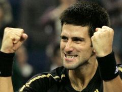 Novak Djokovič se raduje z vítězství na Turnaji mistrů v Šanghaji.