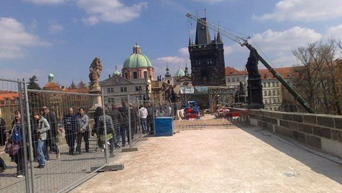 Tentokrát se bude obnovovat izolace na Křižovnickém náměstí na staroměstské straně mostu.