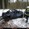 Auto čelním nárazem přerazilo strom