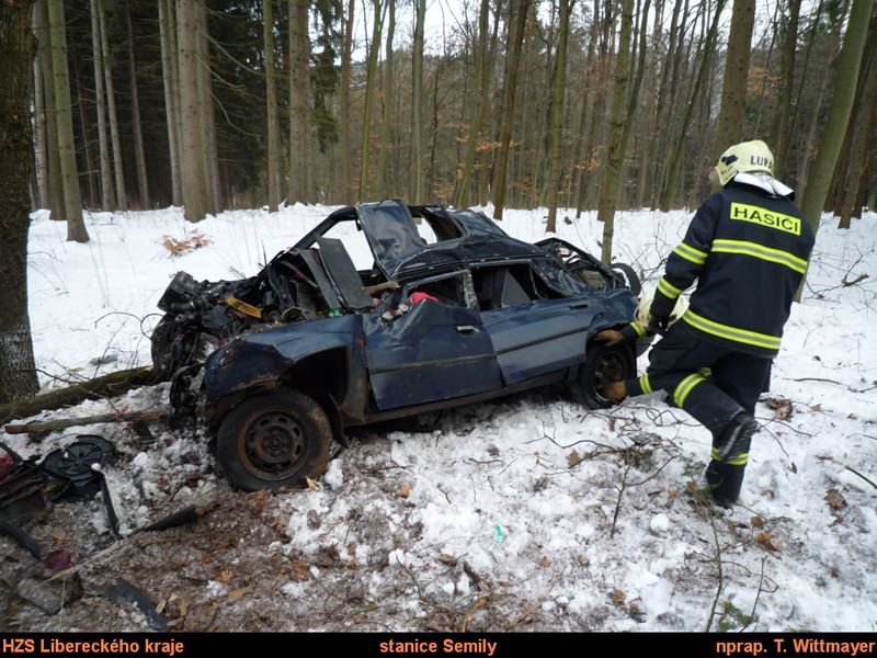 Auto čelním nárazem přerazilo strom