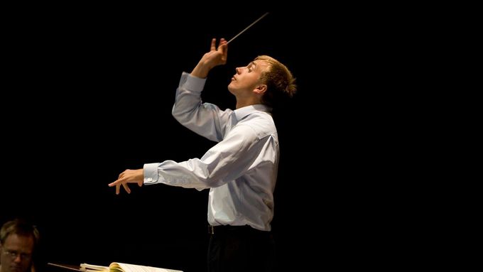 V ukázce Royal Philharmonic Orchestra pod taktovkou Vasilije Petrenka hraje Brahmsovu Čtvrtou symfonii. Foto: Mark McNulty