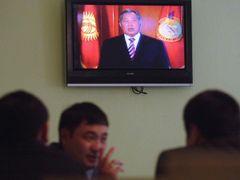 I přesto, že mnoho Kyrgyzů politika nezajímá, v nedělním referendu jich mělo hlasovat 80 procent. To mezinárodní pozorovatele znepokojuje