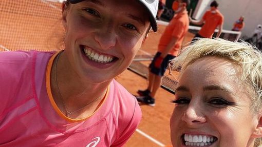 Iga Šwiateková a Bethanie Matteková-Sandsová na French Open 2021.