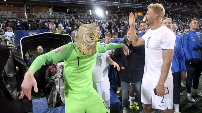 Brankář finské reprezentace Lukáš Hrádecký v soví masce slaví s Paulusem Arajuurim postup na ME