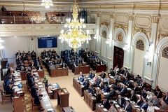 "Šohaj" z Moravy a předsedkyně Mladého Pirátstva. Jak pracují noví mladí poslanci