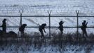 South Korean soldiers check military fences as they patrol near the demilitarized zone separating North Korea from South Korea, in Paju, north of Seoul February 12, 2013. North Korea conducted its third nuclear test on Tuesday in defiance of U.N. resolutions, angering the United States and Japan and prompting its only major ally, China, to call for calm. REUTERS/Lee Jae-Won (SOUTH KOREA - Tags: MILITARY POLITICS) Published: Úno. 12, 2013, 9:38 dop.