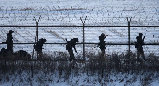 South Korean soldiers check military fences as they patrol near the demilitarized zone separating North Korea from South Korea, in Paju, north of Seoul February 12, 2013. North Korea conducted its third nuclear test on Tuesday in defiance of U.N. resolutions, angering the United States and Japan and prompting its only major ally, China, to call for calm. REUTERS/Lee Jae-Won (SOUTH KOREA - Tags: MILITARY POLITICS) Published: Úno. 12, 2013, 9:38 dop.