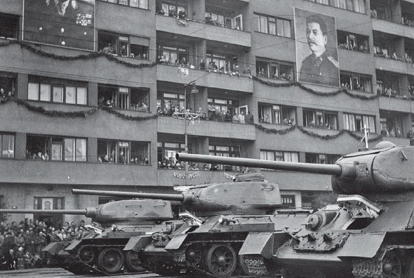 Komunisté už mají moc pevně v rukou. Na velkolepou přehlídku na pražské Letné dohlíží z velkoplošného plakátu J.V. Stalin - rok 1951 | Foto: Reuters