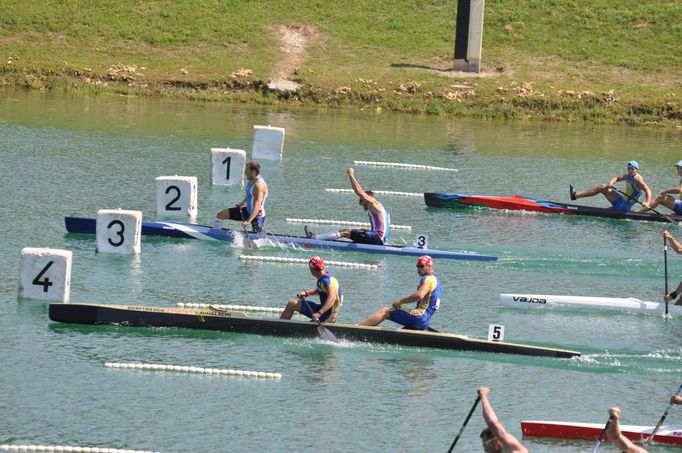 Jaroslav Radoň a Filip Dvořák (zleva) kontrolují v cíli situaci, jestli se skutečně stali v Záhřebu mistry Evropy na trati 500 metrů. Nalevo od nich jsou druzí Rumuni.