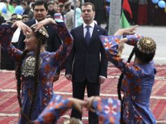 Turkménské tanečnice před prezidenty Dmitrjem Medveděvem a Gurbanguly Berdymuchamedovem.