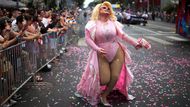 West Hollywood, USA: Účastnice prochází ulicí během každoročního duhového průvodu Pride Parade.