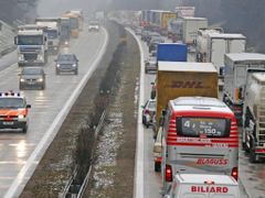 Dálnice D1 byla po ranním sněžení a několika drobných nehodách na 114. kilometru ve směru na Prahu více než dvě hodiny neprůjezdná. Několikakilometrová kolona se utvořila u Měšína na Jihlavsku.