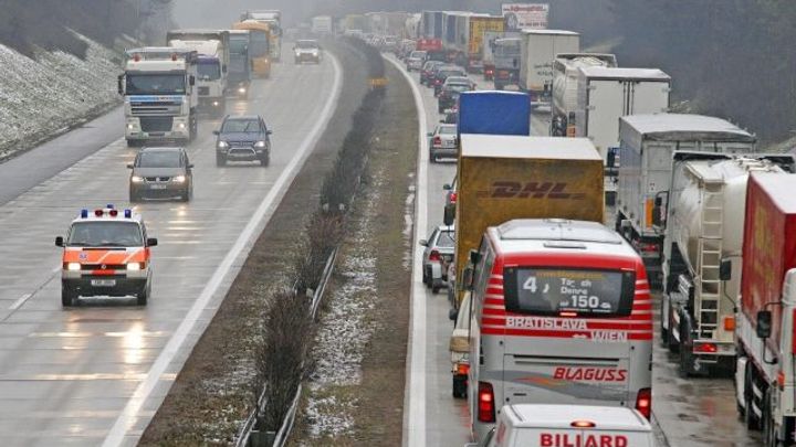 Dálnici D1 u Prahy uzavřela kolem poledne hromadná nehoda. Tři lidé jsou zraněni; Zdroj foto: ČTK
