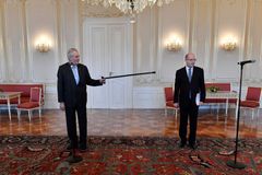 Zeman přijal demisi Sobotkovy vlády, končící premiér poprvé v historii nepřišel na Hrad