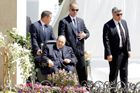 Nemocný alžírský prezident ustoupil masovým protestům. Popáté už kandidovat nebude