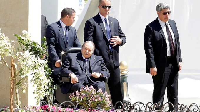 Prezident Abdalazíz Buteflika (sedí uprostřed)