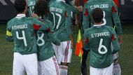 ARGENTINA - MEXIKO (2) Mexičanům nebylo nic platné, že se v rozporu s regulemi na stadionu na velkoplošné obrazovce sporný moment promítl. Takže i rozhodčí viděl, že se spletl, ale rozhodnutí zpátky nevzal.