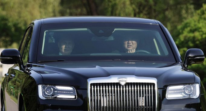 Ruský prezident Vladimir Putin a severokorejský vůdce Kim Čong-un v luxusním voze Aurus ruské výroby, Pchjongjang, 19. června 2024