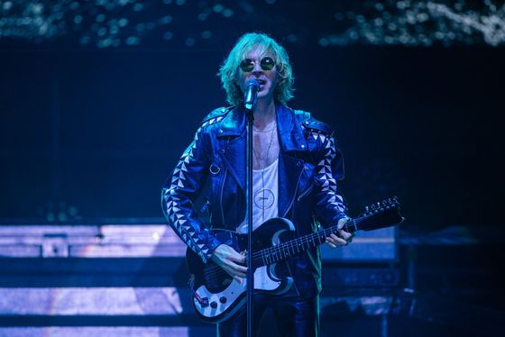 Beck v Praze se svou kytarou značky Silvertone.