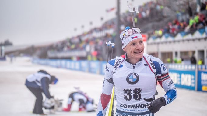 Ondřej Moravec v cíli sprintu při Světovém poháru biatlonistů v Oberhofu