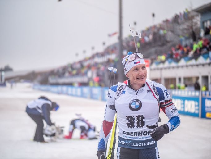 Ondřej Moravec v cíli sprintu při Světovém poháru biatlonistů v Oberhofu