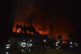 Hasiči hasí rodinný dům v Hodoníně na Chrudimsku, který zasáhl blesk. Při jejich příjezdu už byla celá střecha v plamenech.