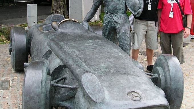 Vítězové soutěže Lukáš a Stanislav Raclavští pózují u sochy Juana Manuela Fangia v areálu okruhu v Monze.