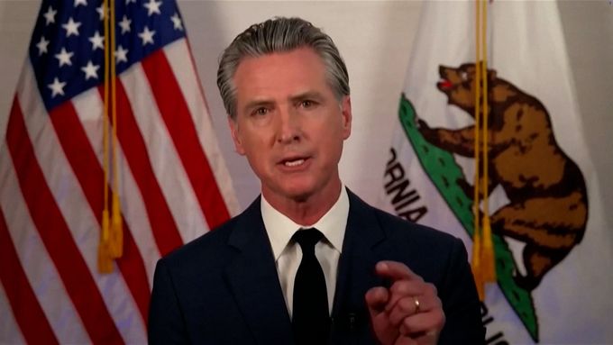 "Demokracie je před našima očima napadána" říká kalifornský guvernér Gavin Newsom