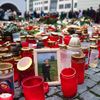 Střelba na Filozofické fakultě UK - pieta - obejmutí školy, zpěv, zármutek, studenti