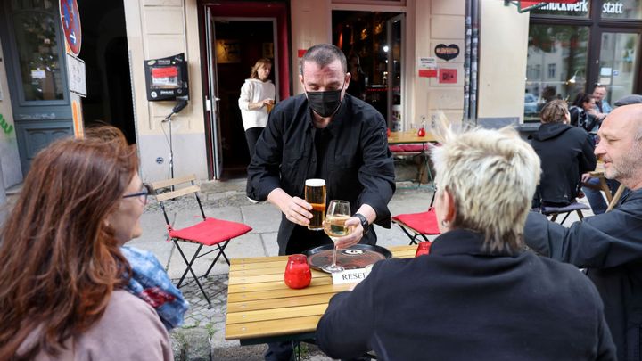 Obsloužíme všechny. Saské hospody musí kontrolovat očkování, pravidla ale obchází; Zdroj foto: Reuters