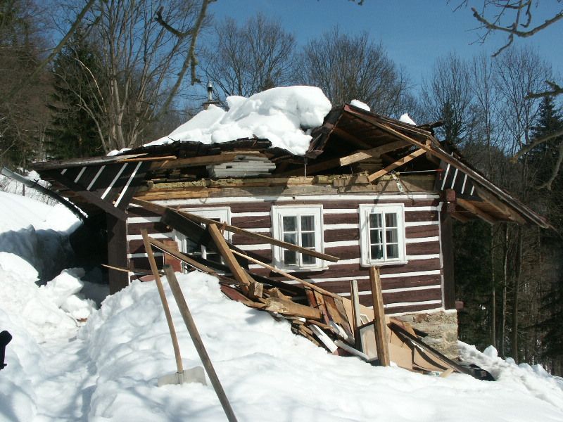 Sníh dokáže zničit i celou budovu_01