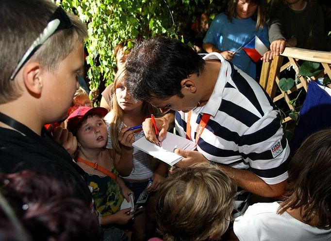 Malí i větší sousedi a kamarádi si přišli pro podpis. Někteří doma našli dokonce i nějakou starší fotku s Davidem.