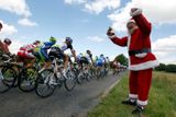 Cyklistický peloton během desáté etapy Tour de France 2012 vyprovodil i Santa Klaus.