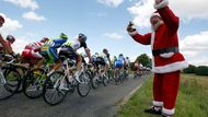 Cyklistický peloton během desáté etapy Tour de France 2012 vyprovodil i Santa Klaus.