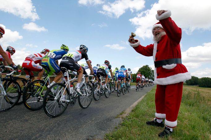 Cyklistický peloton během desáté etapy Tour de France 2012.