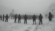 První demonstrace vypukly v sobotu kvůli časovému posunu na Dálném východě. V Jakutsku přitom účastníky neodradily ani silné mrazy kolem -50 stupňů Celsia.