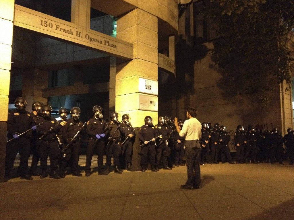 Policie v Oaklandu zasáhla slzným plynem proti demonstrantům, kteří zablokovali přístav