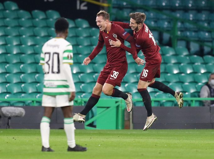 Lukáš Juliš a Michal Sáček slaví gól v zápase Celtic Glasgow - Sparta PRaha