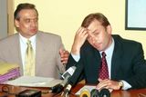 Právní zástupce Fondu národního majetku (FNM) Ernest Valko (vlevo) a prezident FNM Ľudovít Kaník novinářům v Bratislavě oznámili, že se současní majitelé firmy Arad nedostavili na předem domluvené setkání s představiteli FNM. Prodej firmy Arad doposud neidentifikovanému vlastníkovi, který mohl vést ke změně vlastnických vztahů v podniku Nafta Gbely, byl v roce 1999 ve středu zájmu slovenských médií.