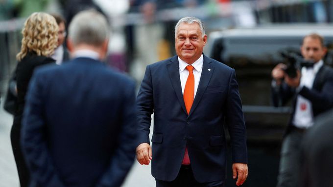 Tady bydlí můj přítel Miloš? Maďarský premiér Viktor Orbán na pražském Summitu Evropského politického společenství.